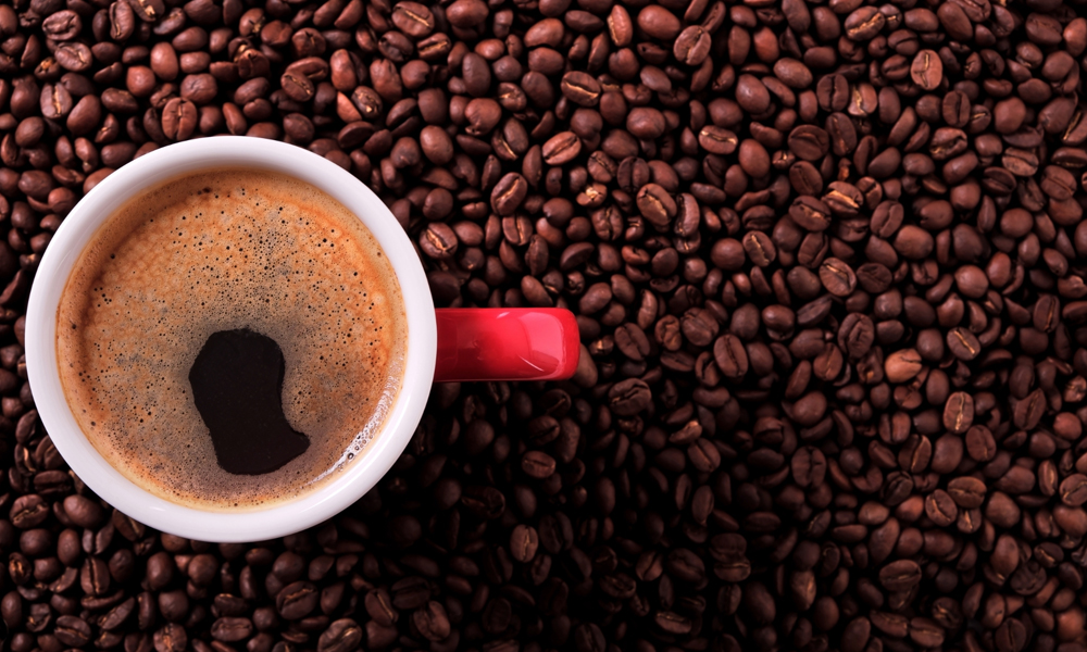 Freshly brewed coffee and roasted coffee beans. - How to make an Americano