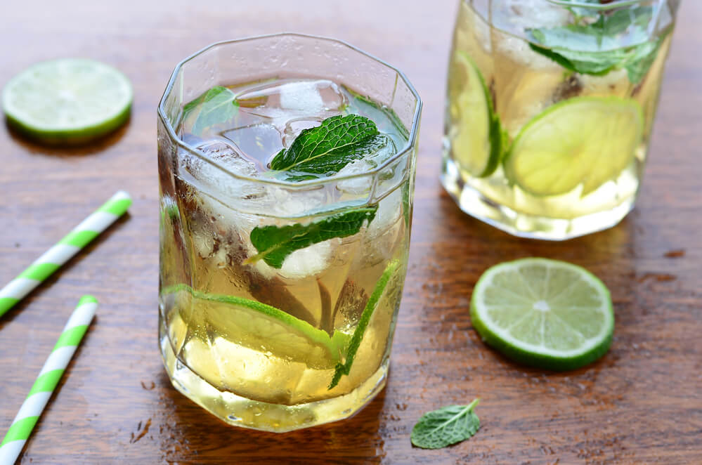 cold mojito tea with lime