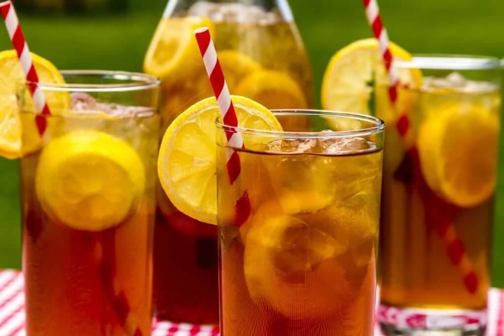Freshly iced tea with lemon sliced