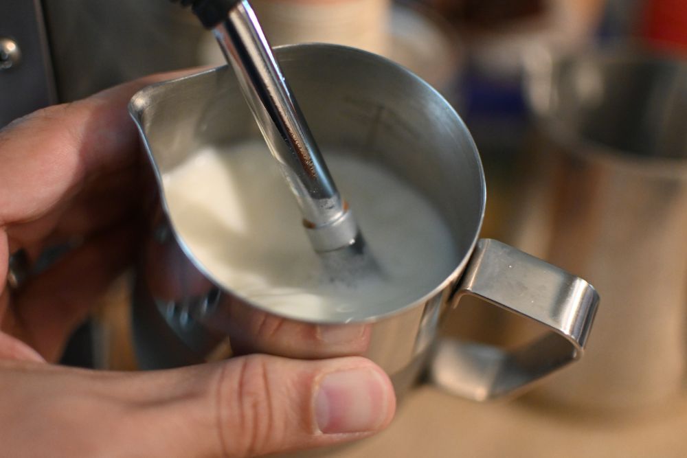 Espresso machine milk frothing